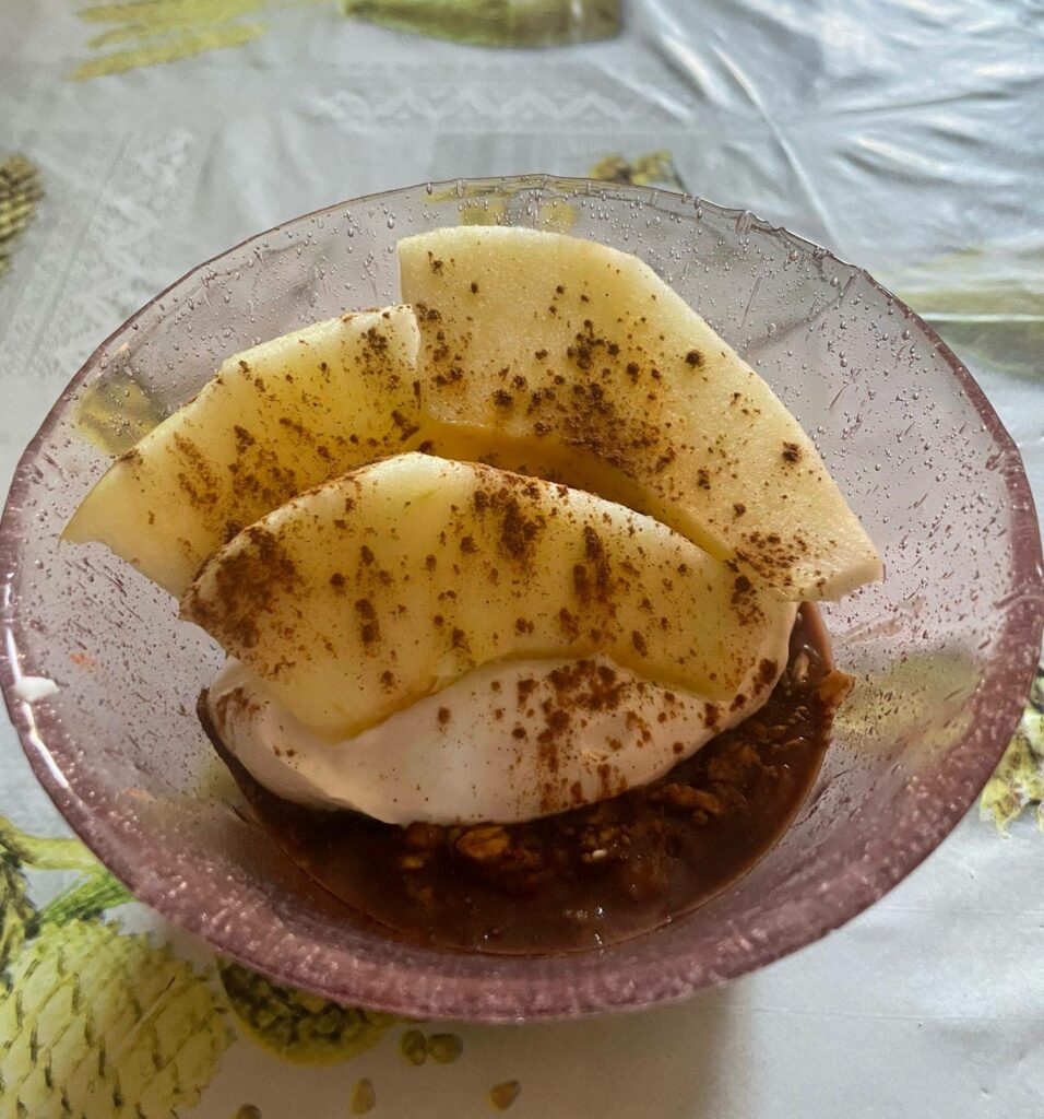 porridge con cacao e caffè, yogurt greco e cannella 