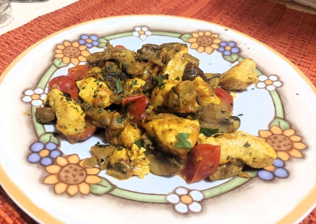 pollo alla curcuma pomodorini e funghi
