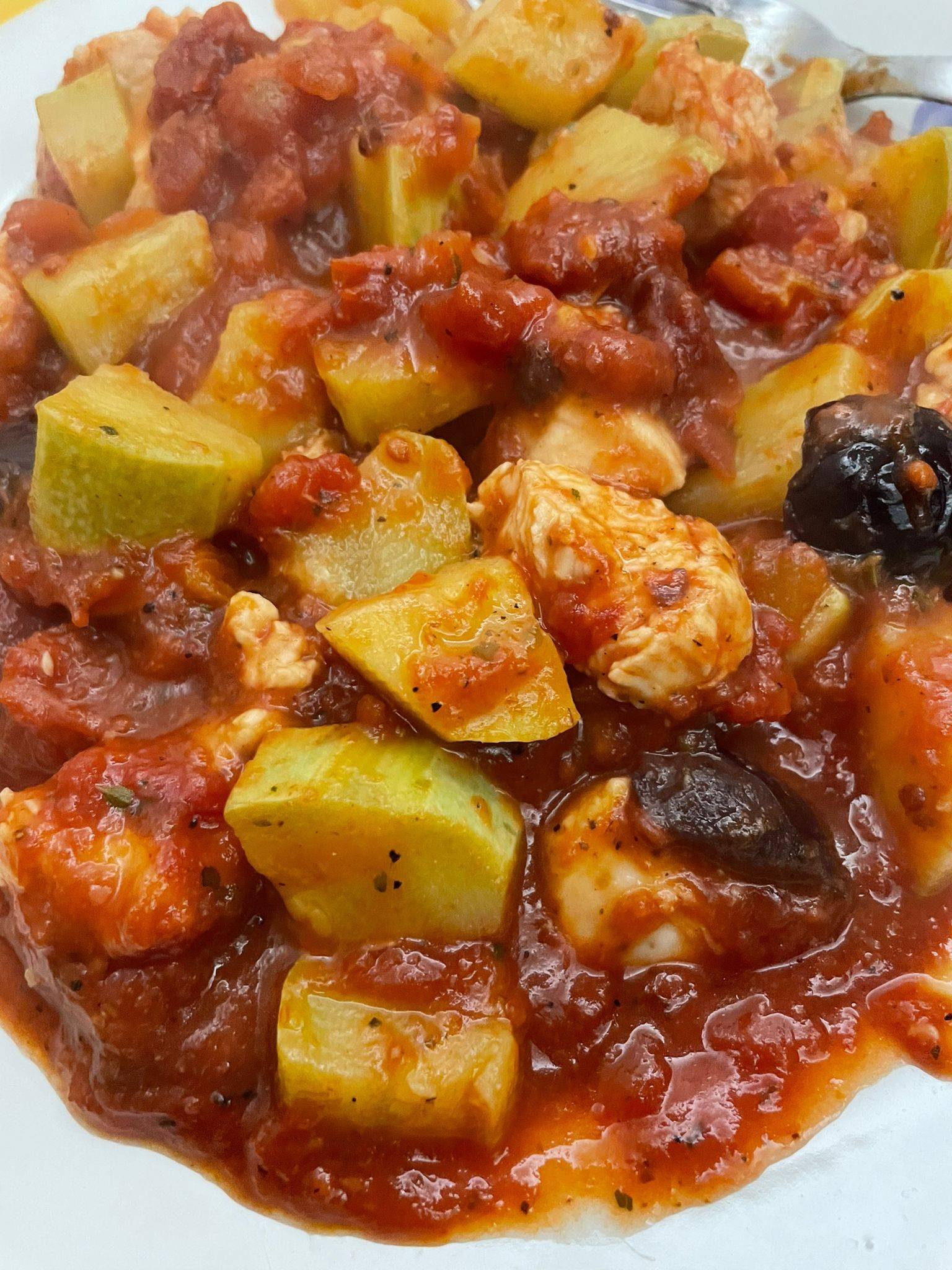 bocconcini di pollo con pomodoro e zucchine