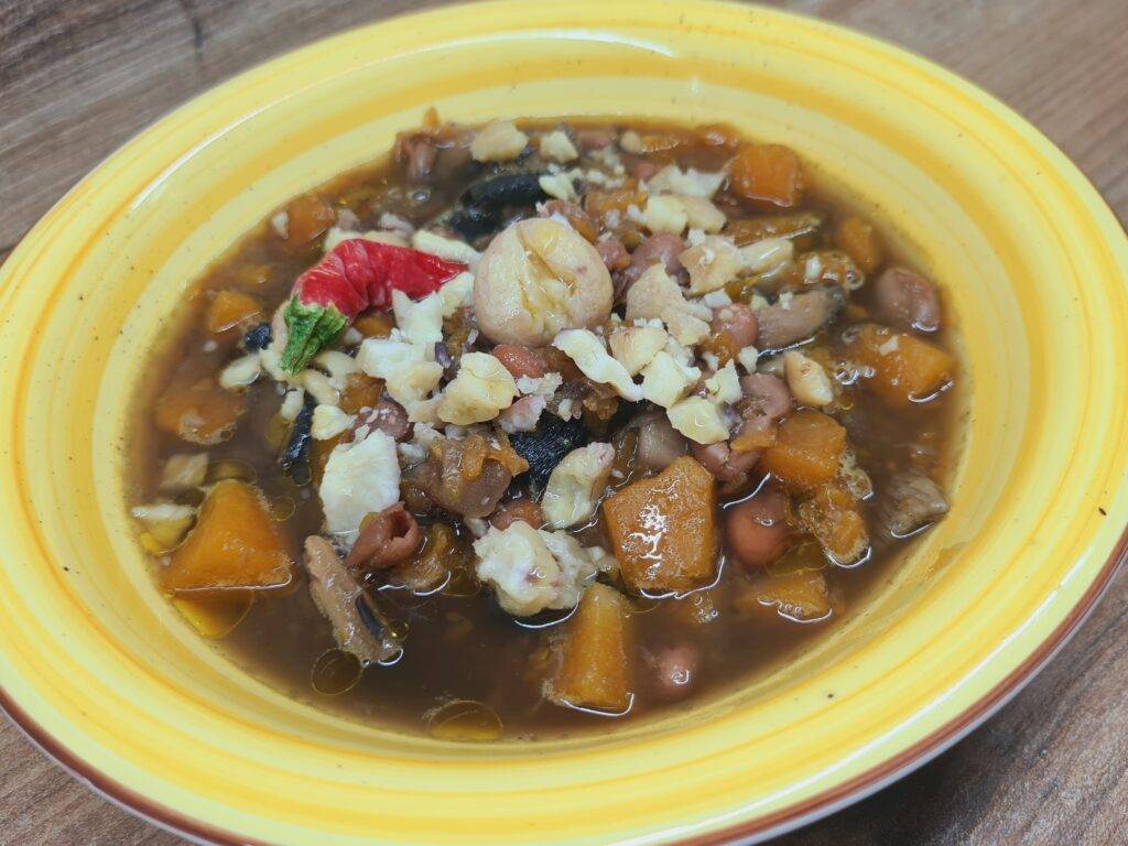 zuppa di zucca fagioli funghi e castagne