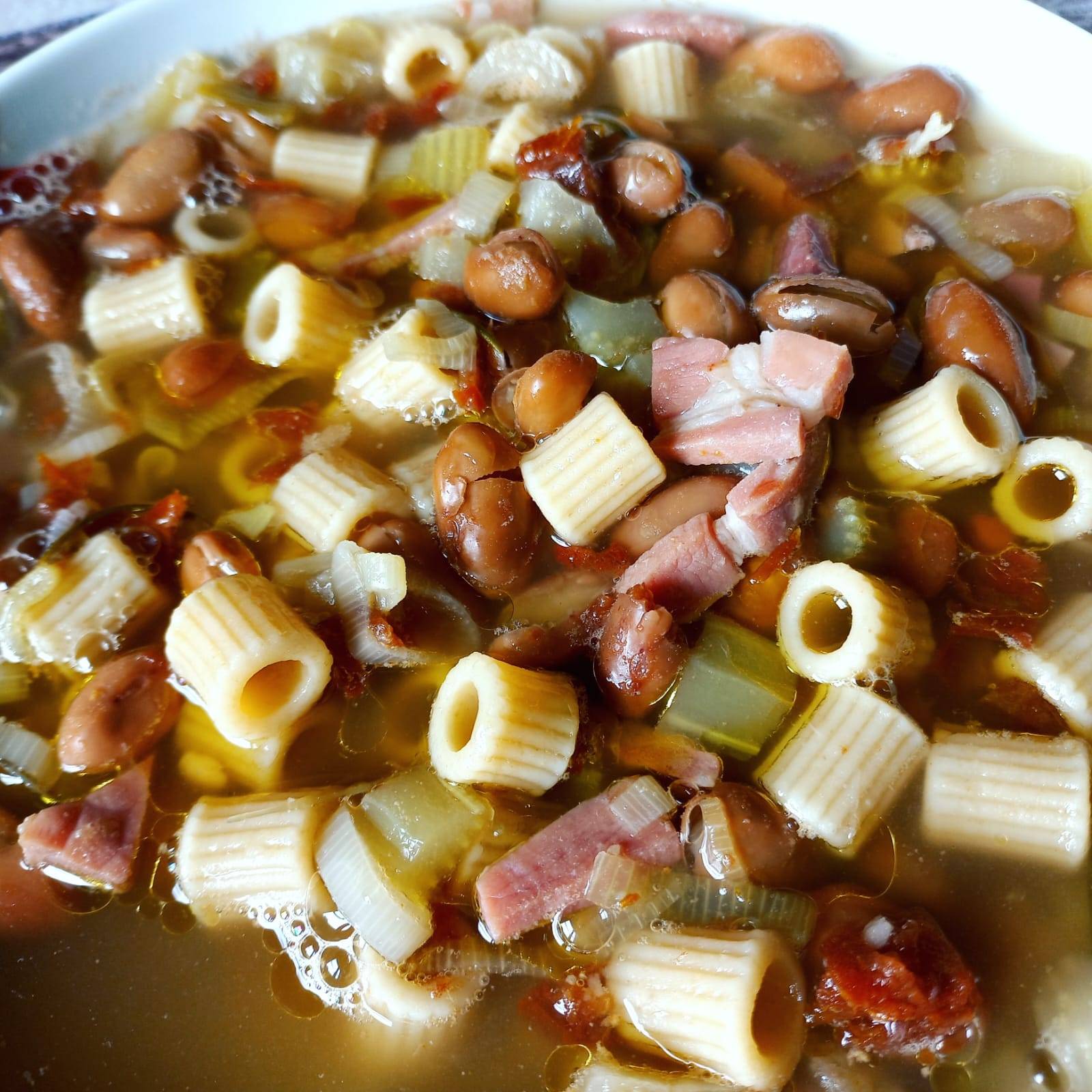 Minestra di legumi con pasta