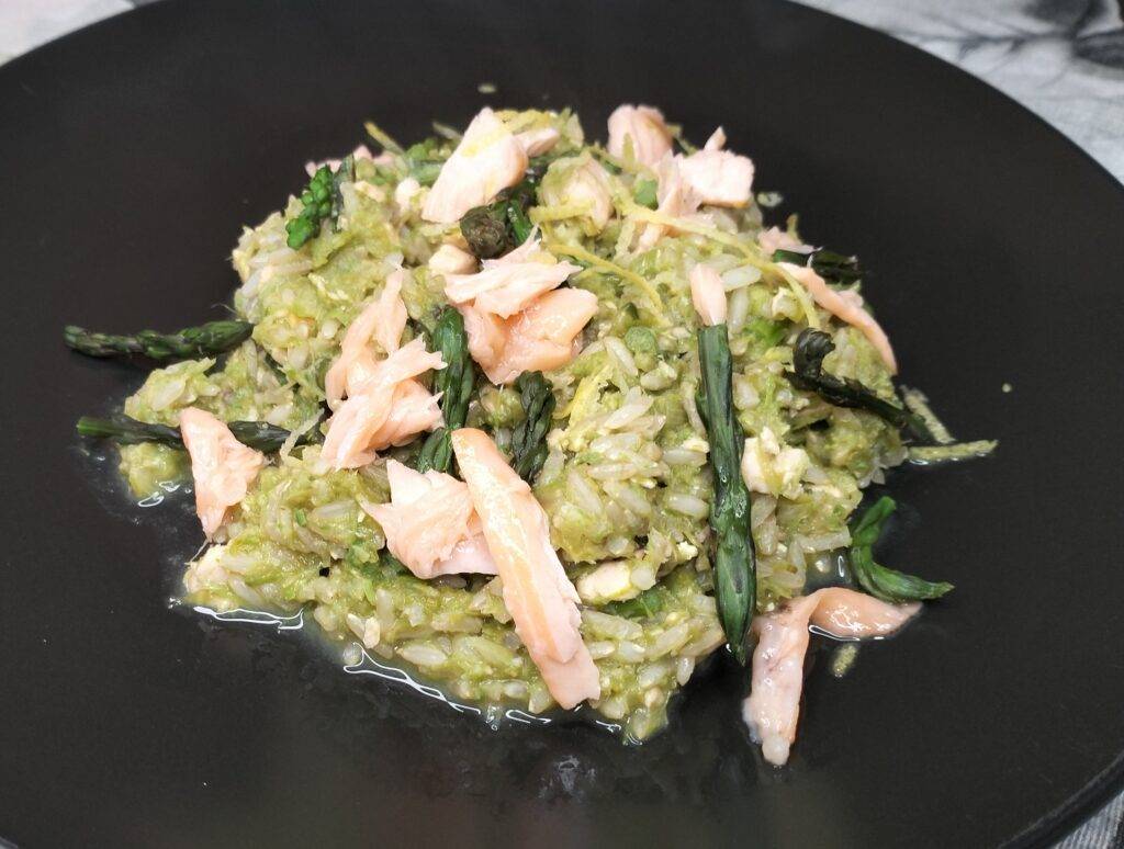 risotto in crema di asparagi e salmone