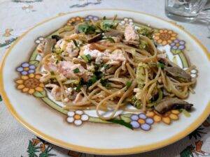 linguine salmone funghi e julienne di zucchine