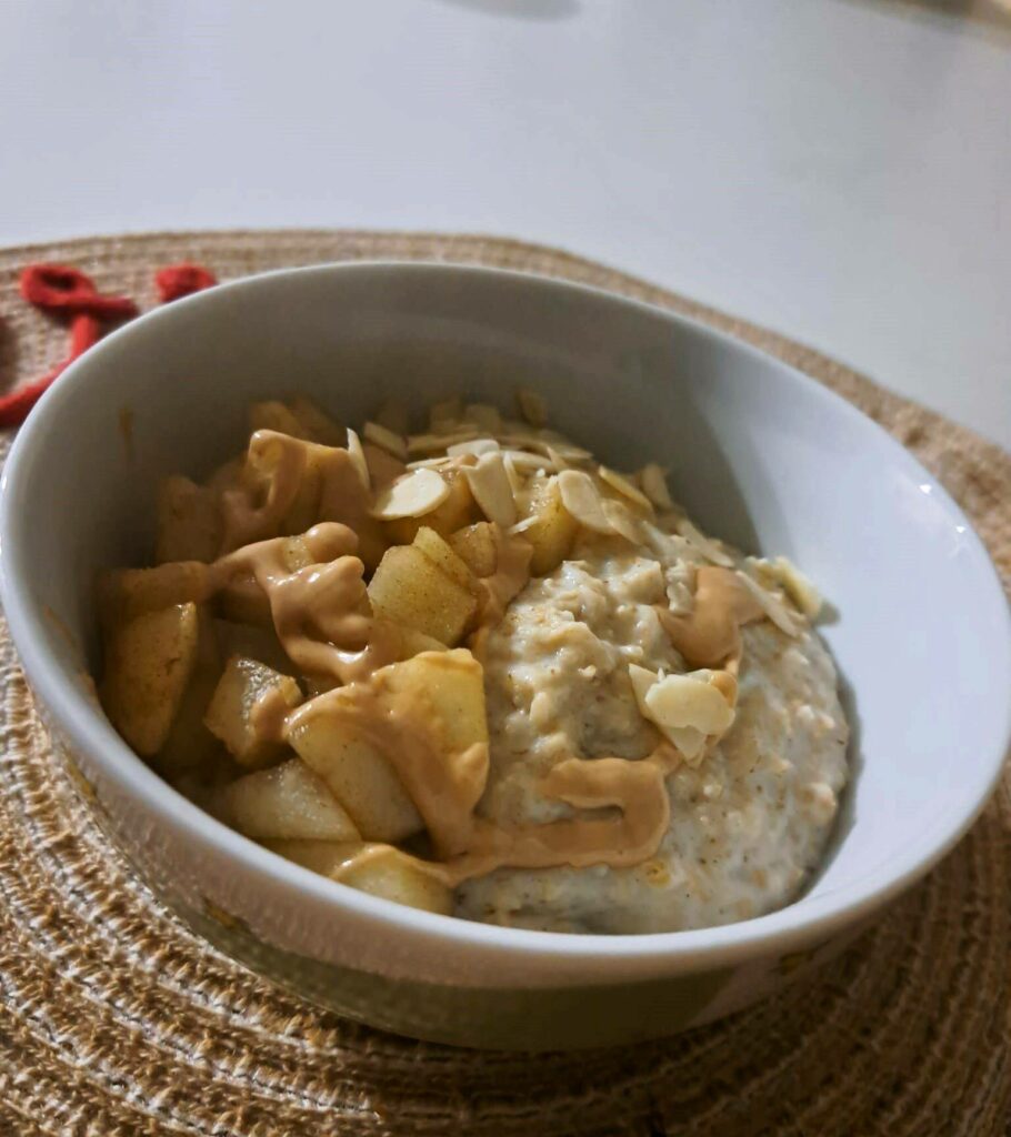 porridge all'avena con pere mandorle e cannella