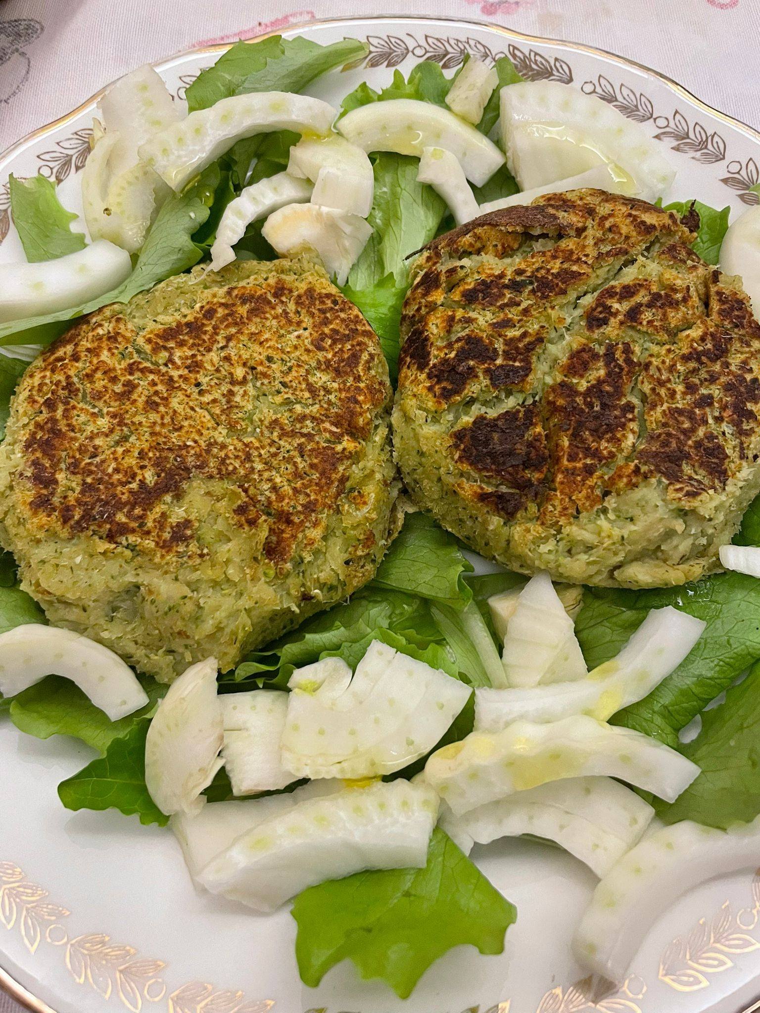 burger di ceci, broccoli e cavolfiore