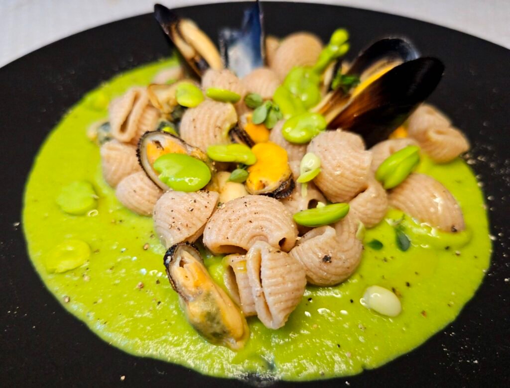 pasta cozze e crema di fave
