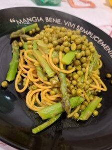 LINGUINE ALLO ZAFFERANO CON ASPARAGI E PISELLI