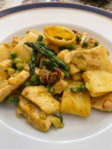 calamarata cremosa con asparagi e pollo al curry