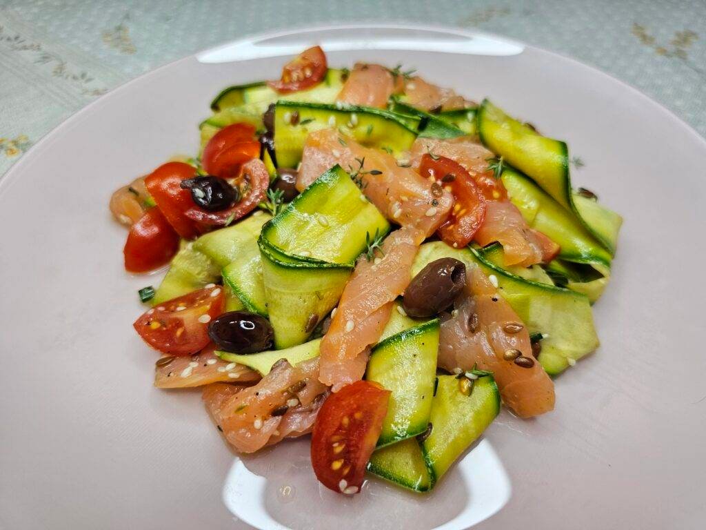 INSALATA DI ZUCCHINE MARINATE E SALMONE AFFUMICATO