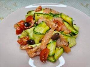 INSALATA DI ZUCCHINE MARINATE E SALMONE AFFUMICATO