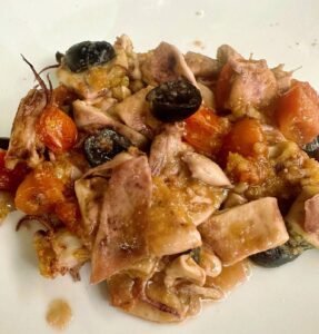 totani cremosi con pomodorini e olive