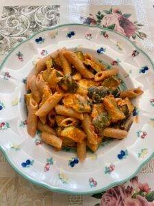 pasta pomodoro con zucchine e caprino