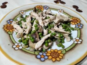 POLLO FUNGHI E PISELLI