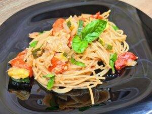 spaghetti tonno zucchine e cipolla