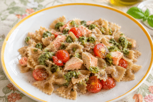PASTA AL PESTO DI RUCOLA SALMONE E POMODORINI